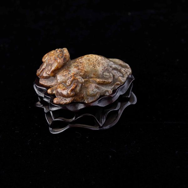 Piccolo gruppo scolpito in giada con due draghetti, Cina, Dinastia Ming (1368-1644)  - Asta Fine chinese works of art - Associazione Nazionale - Case d'Asta italiane