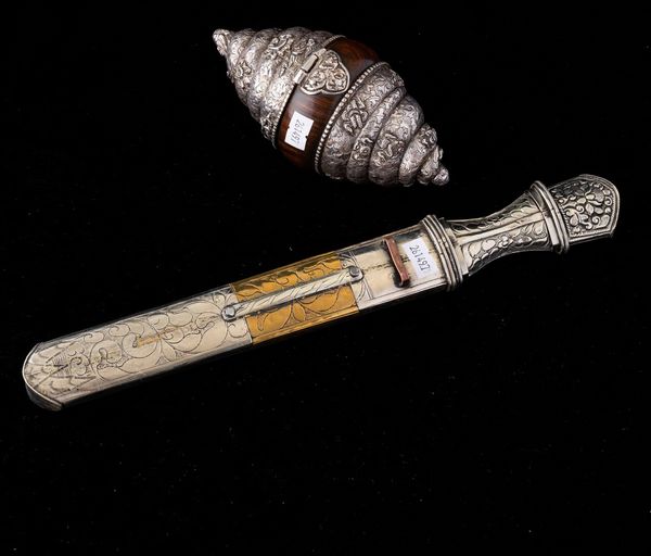 Lotto composto da un contenitore in legno e argento e pugnale rituale in argento parzialmente dorato, Tibet, XIX secolo  - Asta Fine chinese works of art - Associazione Nazionale - Case d'Asta italiane