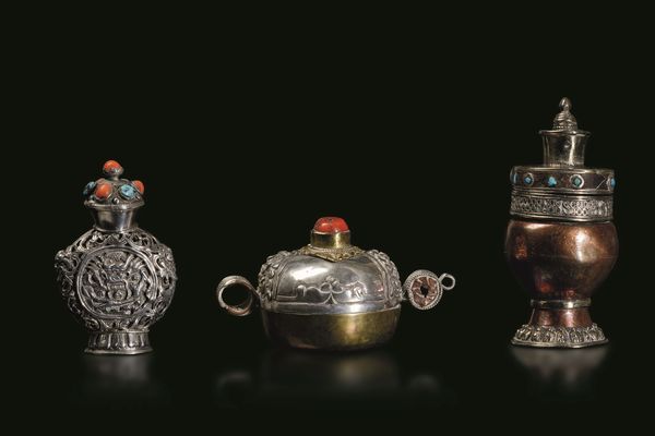 Lotto composto da vasetto con coperchio in bronzo e due snuff bottles in argento e pietre dure, Tibet, XVIII-XIX secolo  - Asta Fine chinese works of art - Associazione Nazionale - Case d'Asta italiane