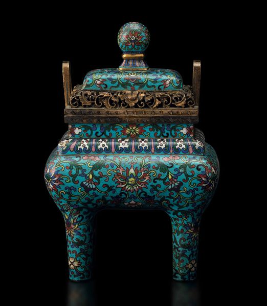 Incensiere con coperchio a smalti cloisonn� con decoro a fiori di loto e dettagli a traforo, Cina, Dinastia Qing, epoca  Qianlong (1736-1796)  - Asta Fine chinese works of art - Associazione Nazionale - Case d'Asta italiane