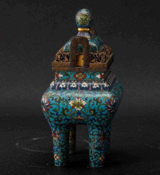 Incensiere con coperchio a smalti cloisonn� con decoro a fiori di loto e dettagli a traforo, Cina, Dinastia Qing, epoca  Qianlong (1736-1796)  - Asta Fine chinese works of art - Associazione Nazionale - Case d'Asta italiane