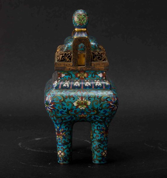 Incensiere con coperchio a smalti cloisonn� con decoro a fiori di loto e dettagli a traforo, Cina, Dinastia Qing, epoca  Qianlong (1736-1796)  - Asta Fine chinese works of art - Associazione Nazionale - Case d'Asta italiane