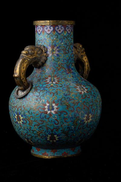 Grande vaso a smalti cloisonn� a doppia ansa con mascheroni e decori a fiore di loto, Cina, Dinastia Qing, epoca Qianlong (1736-1796)  - Asta Fine chinese works of art - Associazione Nazionale - Case d'Asta italiane