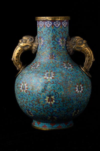 Grande vaso a smalti cloisonn� a doppia ansa con mascheroni e decori a fiore di loto, Cina, Dinastia Qing, epoca Qianlong (1736-1796)  - Asta Fine chinese works of art - Associazione Nazionale - Case d'Asta italiane