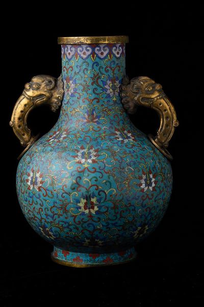 Grande vaso a smalti cloisonn� a doppia ansa con mascheroni e decori a fiore di loto, Cina, Dinastia Qing, epoca Qianlong (1736-1796)  - Asta Fine chinese works of art - Associazione Nazionale - Case d'Asta italiane