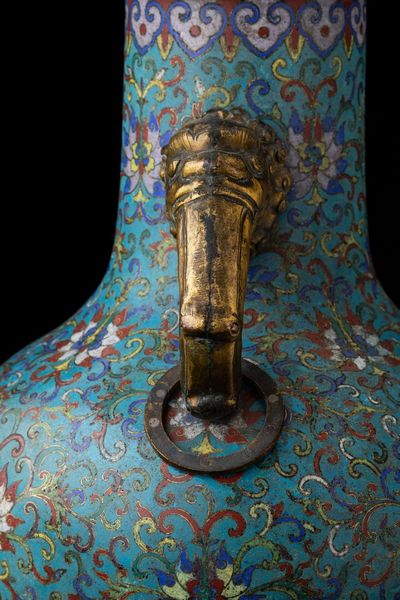 Grande vaso a smalti cloisonn� a doppia ansa con mascheroni e decori a fiore di loto, Cina, Dinastia Qing, epoca Qianlong (1736-1796)  - Asta Fine chinese works of art - Associazione Nazionale - Case d'Asta italiane