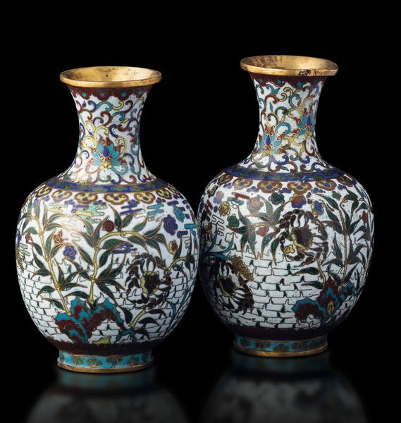 Coppia di vasi a smalti cloisonn� con decori vegetali e a fiore di loto su fondo bianco, Cina, Dinastia Qing, epoca  Jiaqing (1796-1820)  - Asta Fine chinese works of art - Associazione Nazionale - Case d'Asta italiane