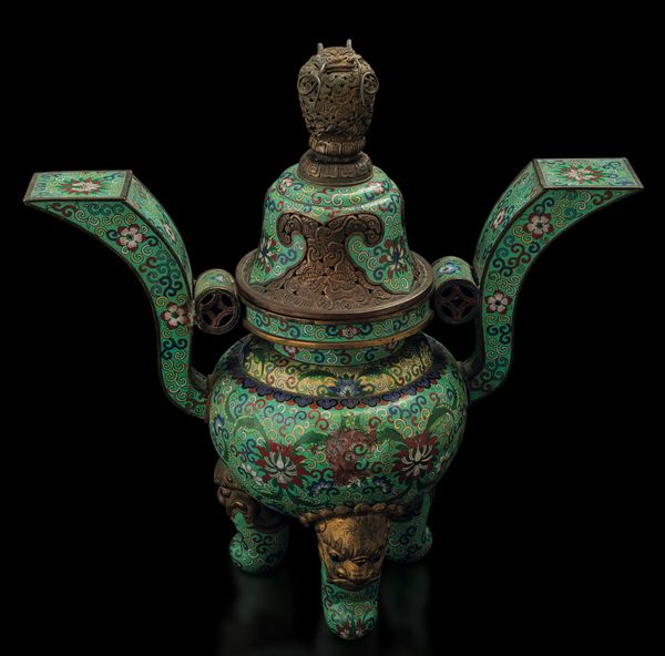 Grande incensiere tripode a smalti cloisonn� con decori a fiore di loto e coperchio con dettagli a traforo, Cina, Dinastia Qing, epoca Guangxu (1875-1908)  - Asta Fine chinese works of art - Associazione Nazionale - Case d'Asta italiane