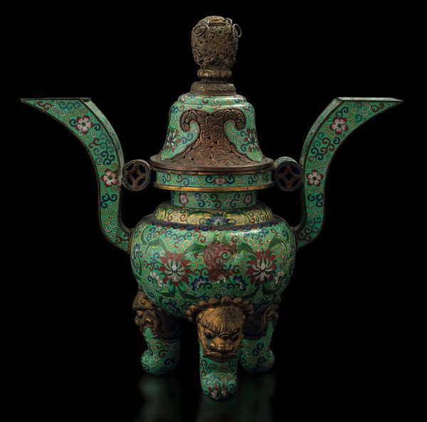 Grande incensiere tripode a smalti cloisonn� con decori a fiore di loto e coperchio con dettagli a traforo, Cina, Dinastia Qing, epoca Guangxu (1875-1908)  - Asta Fine chinese works of art - Associazione Nazionale - Case d'Asta italiane