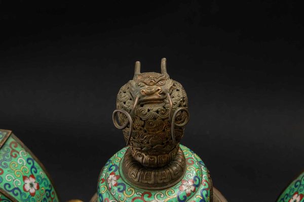 Grande incensiere tripode a smalti cloisonn� con decori a fiore di loto e coperchio con dettagli a traforo, Cina, Dinastia Qing, epoca Guangxu (1875-1908)  - Asta Fine chinese works of art - Associazione Nazionale - Case d'Asta italiane