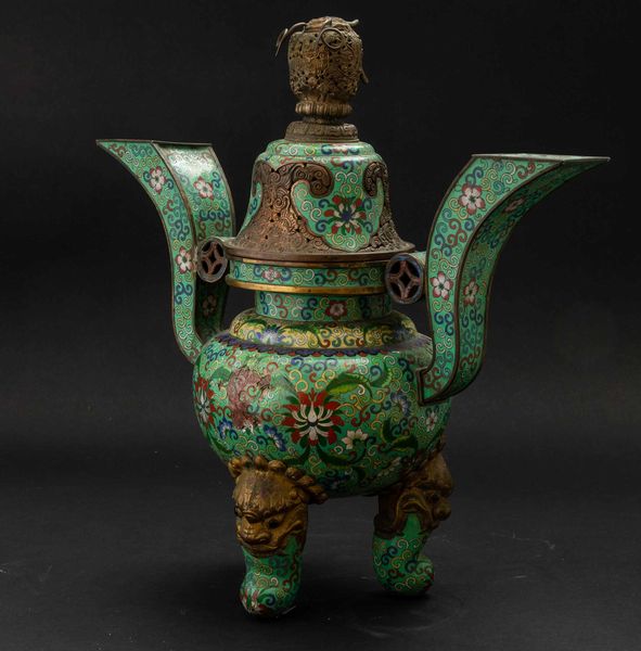 Grande incensiere tripode a smalti cloisonn� con decori a fiore di loto e coperchio con dettagli a traforo, Cina, Dinastia Qing, epoca Guangxu (1875-1908)  - Asta Fine chinese works of art - Associazione Nazionale - Case d'Asta italiane