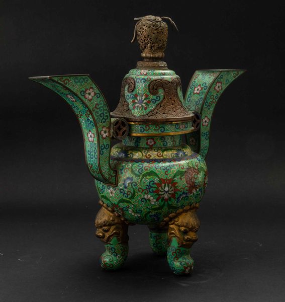 Grande incensiere tripode a smalti cloisonn� con decori a fiore di loto e coperchio con dettagli a traforo, Cina, Dinastia Qing, epoca Guangxu (1875-1908)  - Asta Fine chinese works of art - Associazione Nazionale - Case d'Asta italiane