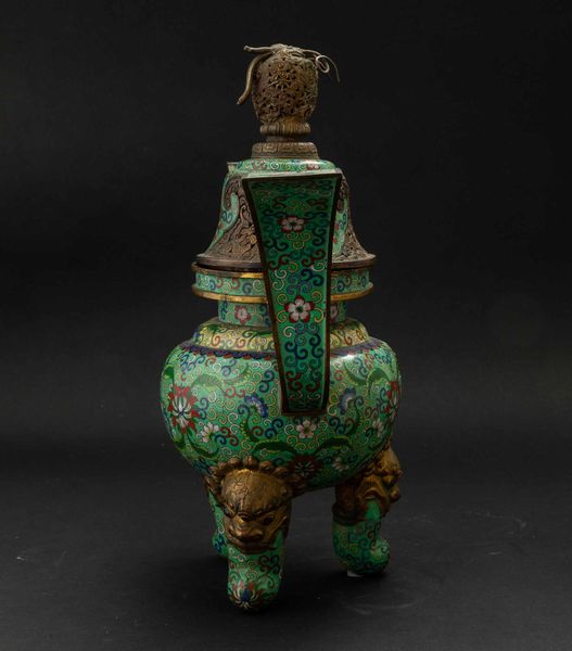 Grande incensiere tripode a smalti cloisonn� con decori a fiore di loto e coperchio con dettagli a traforo, Cina, Dinastia Qing, epoca Guangxu (1875-1908)  - Asta Fine chinese works of art - Associazione Nazionale - Case d'Asta italiane