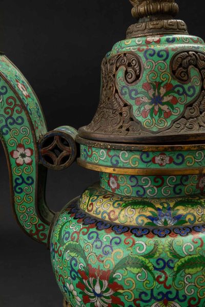 Grande incensiere tripode a smalti cloisonn� con decori a fiore di loto e coperchio con dettagli a traforo, Cina, Dinastia Qing, epoca Guangxu (1875-1908)  - Asta Fine chinese works of art - Associazione Nazionale - Case d'Asta italiane