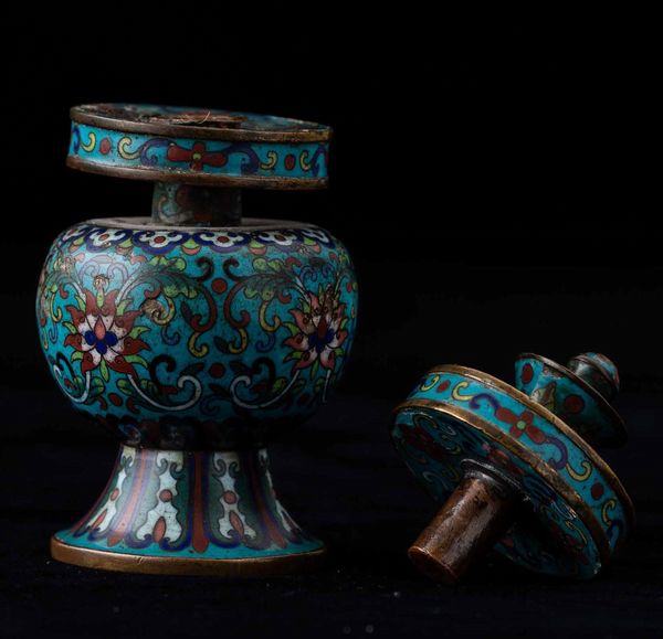 Piccolo contenitore con coperchio a smalti cloisonn� con decori floreali e a fiori di loto, Cina, Dinastia Qing, epoca Qianlong (1736-1796)  - Asta Fine chinese works of art - Associazione Nazionale - Case d'Asta italiane