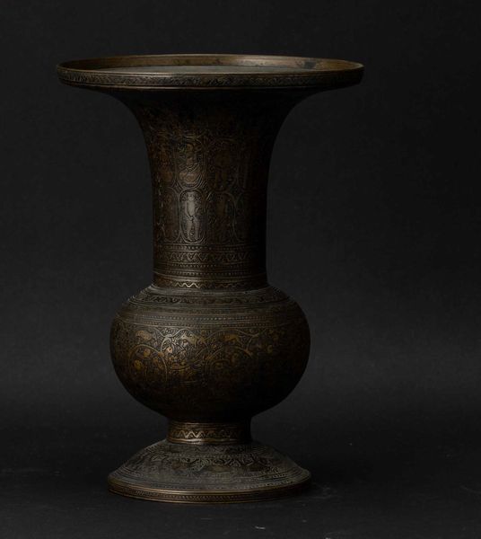 Vaso in bronzo con decori a racemi incisi e figure, Siria, XVIII secolo  - Asta Fine chinese works of art - Associazione Nazionale - Case d'Asta italiane