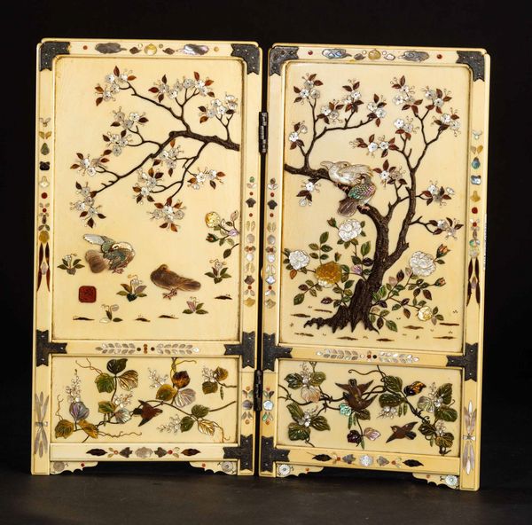 Piccolo paravento da tavolo a due ante in avorio con applicazioni in madreperla e pietre dure raffiguranti soggetti naturalistici, Shibayama, Giappone, periodo Meiji (1868-1912)  - Asta Fine chinese works of art - Associazione Nazionale - Case d'Asta italiane