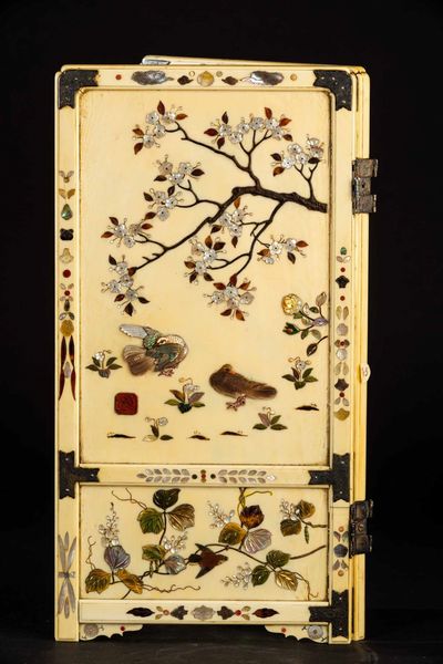 Piccolo paravento da tavolo a due ante in avorio con applicazioni in madreperla e pietre dure raffiguranti soggetti naturalistici, Shibayama, Giappone, periodo Meiji (1868-1912)  - Asta Fine chinese works of art - Associazione Nazionale - Case d'Asta italiane