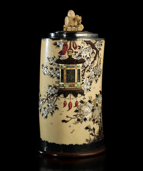 Vaso in avorio con coperchio e applicazioni in madreperla e pietre dure raffiguranti soggetti naturalistici, Shibayama, Giappone, periodo Meiji (1868-1912)  - Asta Fine chinese works of art - Associazione Nazionale - Case d'Asta italiane