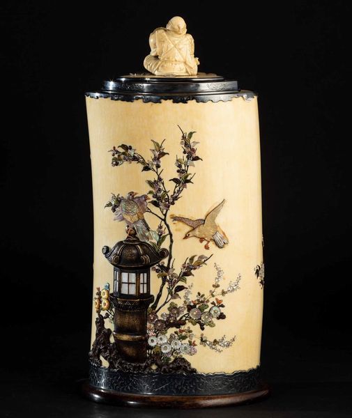 Vaso in avorio con coperchio e applicazioni in madreperla e pietre dure raffiguranti soggetti naturalistici, Shibayama, Giappone, periodo Meiji (1868-1912)  - Asta Fine chinese works of art - Associazione Nazionale - Case d'Asta italiane