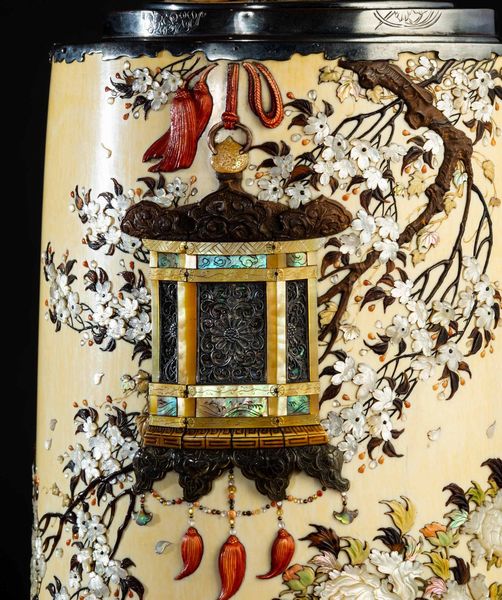Vaso in avorio con coperchio e applicazioni in madreperla e pietre dure raffiguranti soggetti naturalistici, Shibayama, Giappone, periodo Meiji (1868-1912)  - Asta Fine chinese works of art - Associazione Nazionale - Case d'Asta italiane