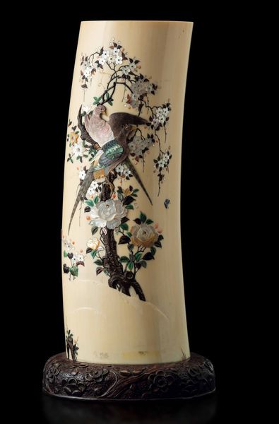 Vaso in avorio finemente decorato con soggetti naturalistici  in madreperla e pietre dure, Shibayama, Giappone, periodo Meiji (1868-1912)  - Asta Fine chinese works of art - Associazione Nazionale - Case d'Asta italiane