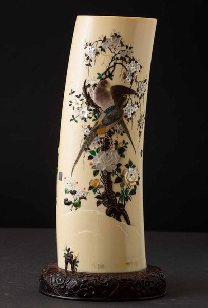 Vaso in avorio finemente decorato con soggetti naturalistici  in madreperla e pietre dure, Shibayama, Giappone, periodo Meiji (1868-1912)  - Asta Fine chinese works of art - Associazione Nazionale - Case d'Asta italiane