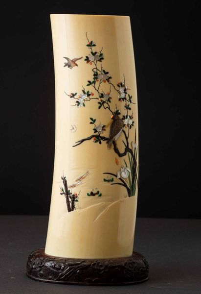 Vaso in avorio finemente decorato con soggetti naturalistici  in madreperla e pietre dure, Shibayama, Giappone, periodo Meiji (1868-1912)  - Asta Fine chinese works of art - Associazione Nazionale - Case d'Asta italiane