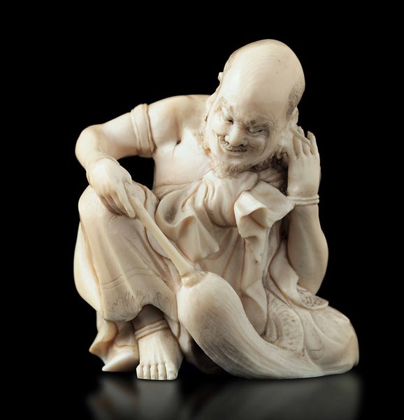 Figura in avorio raffigurante Rakan seduto, Giappone, periodo Meiji (1868-1912)  - Asta Fine chinese works of art - Associazione Nazionale - Case d'Asta italiane