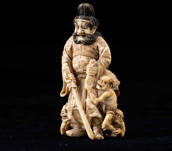Okimono scolpito in avorio parzialmente dipinto raffigurante Shoki con due demoni, Giappone, periodo Meiji (1868-1912)  - Asta Fine chinese works of art - Associazione Nazionale - Case d'Asta italiane