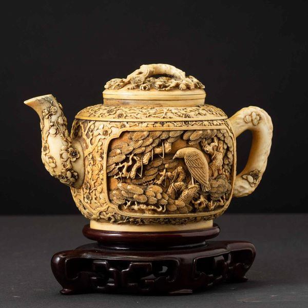 Teiera finemente scolpita in avorio con soggetti naturalistici entro riserve e decori vegetali a rilievo, Cina, Dinastia Qing, epoca Qianlong (1736-1796)  - Asta Fine chinese works of art - Associazione Nazionale - Case d'Asta italiane