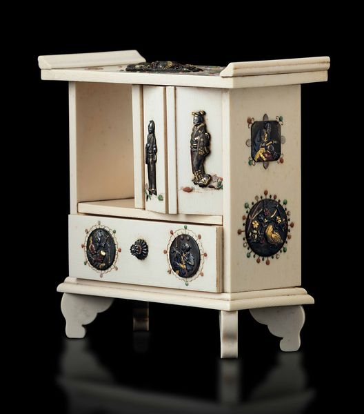 Piccolo stipo scolpito in avorio con applicazione di placche in bronzo e pietre dure, Giappone, periodo Meiji (1868-1912)  - Asta Fine chinese works of art - Associazione Nazionale - Case d'Asta italiane
