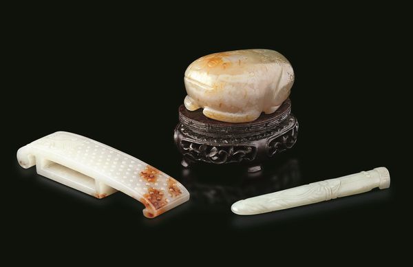 Lotto composto da due fibbie e una figura di rana scolpite in giada e russet, Cina, Dinastia Qing, XIX secolo  - Asta Fine chinese works of art - Associazione Nazionale - Case d'Asta italiane