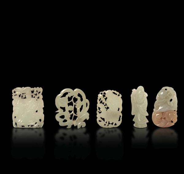 Lotto composto da cinque piccoli gruppi scolpiti in giada con decori a rilievo e a traforo, Cina, XIX-XX secolo  - Asta Fine chinese works of art - Associazione Nazionale - Case d'Asta italiane