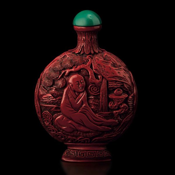 Snuff bottle finemente scolpita in lacca con figura di saggio entro paesaggio, Cina, Dinastia Qing, epoca Qianlong (1736-1796)  - Asta Fine chinese works of art - Associazione Nazionale - Case d'Asta italiane