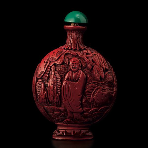 Snuff bottle finemente scolpita in lacca con figura di saggio entro paesaggio, Cina, Dinastia Qing, epoca Qianlong (1736-1796)  - Asta Fine chinese works of art - Associazione Nazionale - Case d'Asta italiane