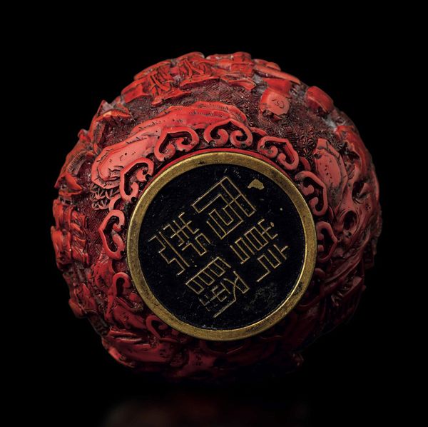 Snuff bottle finemente scolpita in lacca raffigurante paesaggio con dama e fanciulli, Cina, Dinastia Qing, marca e del periodo Qianlong (1736-1796)  - Asta Fine chinese works of art - Associazione Nazionale - Case d'Asta italiane