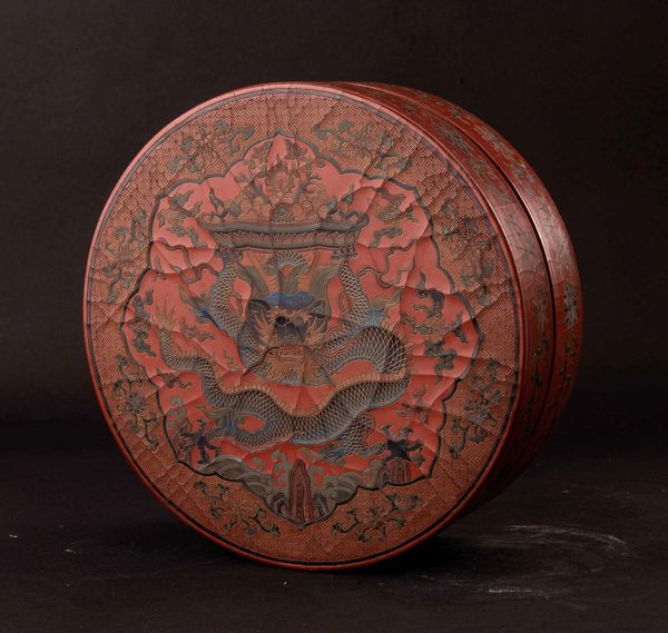 Scatola circolare in legno laccato con figura di drago e decori floreali su fondo arancione, Cina, Dinastia Qing, XIX secolo  - Asta Fine chinese works of art - Associazione Nazionale - Case d'Asta italiane