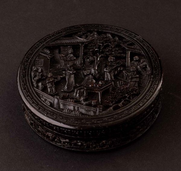 Scatola circolare scolpita in tartaruga raffigurante sul coperchio saggi con discepoli entro paesaggio, Cina, Dinastia Qing, XIX secolo  - Asta Fine chinese works of art - Associazione Nazionale - Case d'Asta italiane
