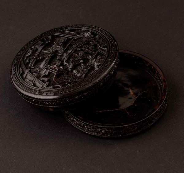 Scatola circolare scolpita in tartaruga raffigurante sul coperchio saggi con discepoli entro paesaggio, Cina, Dinastia Qing, XIX secolo  - Asta Fine chinese works of art - Associazione Nazionale - Case d'Asta italiane