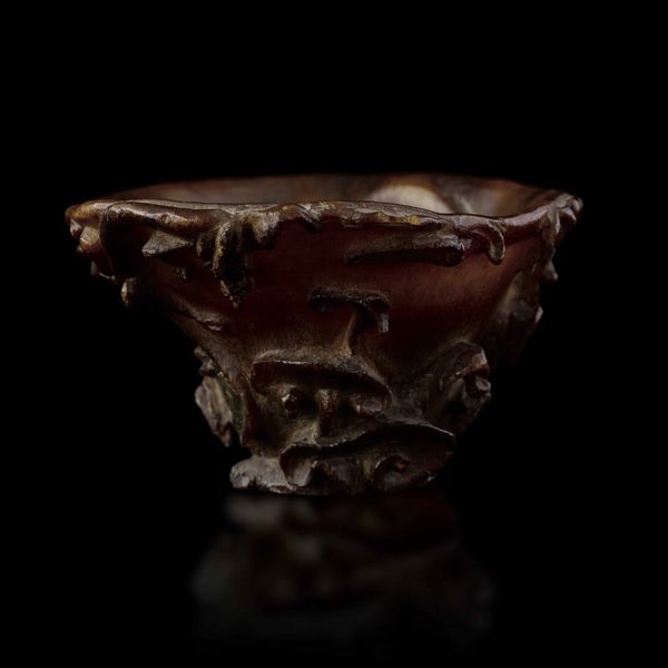 Coppa da libagione finemente scolpita in corno con decori vegetali e figura di draghetto a rilievo, Cina, Dinastia Ming, XVII secolo  - Asta Fine chinese works of art - Associazione Nazionale - Case d'Asta italiane