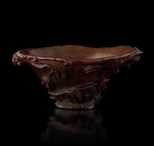 Coppa da libagione finemente scolpita in corno con decori vegetali e figura di draghetto a rilievo, Cina, Dinastia Ming, XVII secolo  - Asta Fine chinese works of art - Associazione Nazionale - Case d'Asta italiane