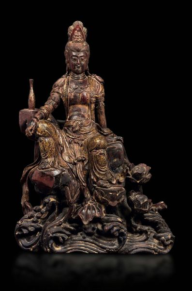 Scultura in legno parzialmente laccato raffigurante Guanyin seduta su roccia con decorazioni floreali in oro, Cina, Dinastia Ming, inizio XVII secolo  - Asta Fine chinese works of art - Associazione Nazionale - Case d'Asta italiane