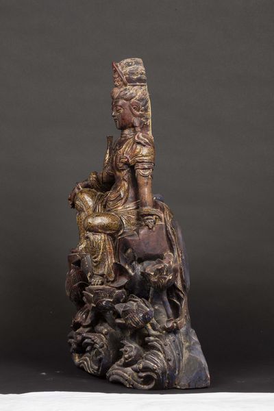 Scultura in legno parzialmente laccato raffigurante Guanyin seduta su roccia con decorazioni floreali in oro, Cina, Dinastia Ming, inizio XVII secolo  - Asta Fine chinese works of art - Associazione Nazionale - Case d'Asta italiane
