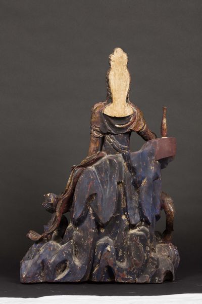 Scultura in legno parzialmente laccato raffigurante Guanyin seduta su roccia con decorazioni floreali in oro, Cina, Dinastia Ming, inizio XVII secolo  - Asta Fine chinese works of art - Associazione Nazionale - Case d'Asta italiane