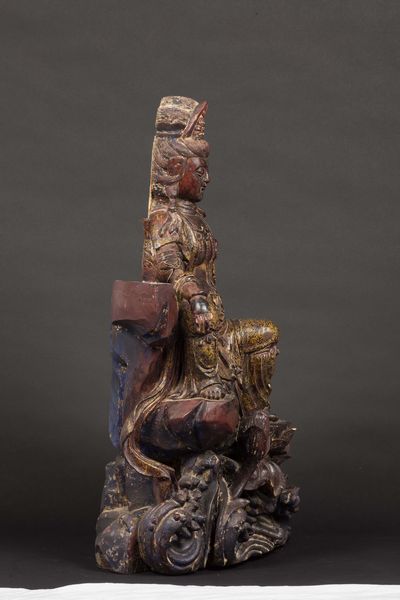 Scultura in legno parzialmente laccato raffigurante Guanyin seduta su roccia con decorazioni floreali in oro, Cina, Dinastia Ming, inizio XVII secolo  - Asta Fine chinese works of art - Associazione Nazionale - Case d'Asta italiane