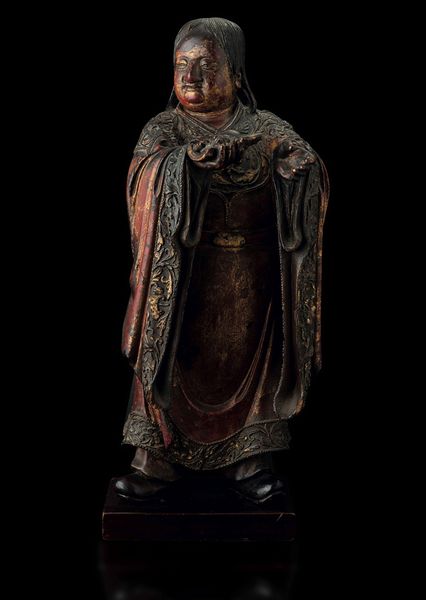 Figura di personaggio con frutti in legno laccato e parzialmente dorato, Cina, Dinastia Ming, XVII secolo  - Asta Fine chinese works of art - Associazione Nazionale - Case d'Asta italiane