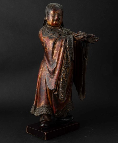 Figura di personaggio con frutti in legno laccato e parzialmente dorato, Cina, Dinastia Ming, XVII secolo  - Asta Fine chinese works of art - Associazione Nazionale - Case d'Asta italiane