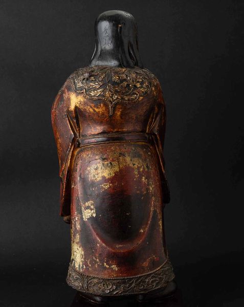 Figura di personaggio con frutti in legno laccato e parzialmente dorato, Cina, Dinastia Ming, XVII secolo  - Asta Fine chinese works of art - Associazione Nazionale - Case d'Asta italiane