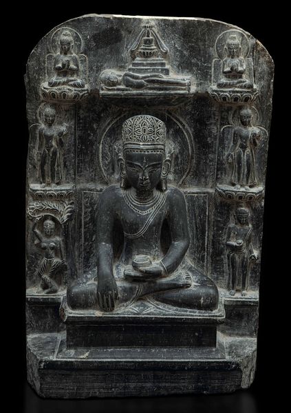 Stele scolpita in pietra con figura centrale di Buddha Sakyamuni e altre divinit�, India, XIX secolo  - Asta Fine chinese works of art - Associazione Nazionale - Case d'Asta italiane